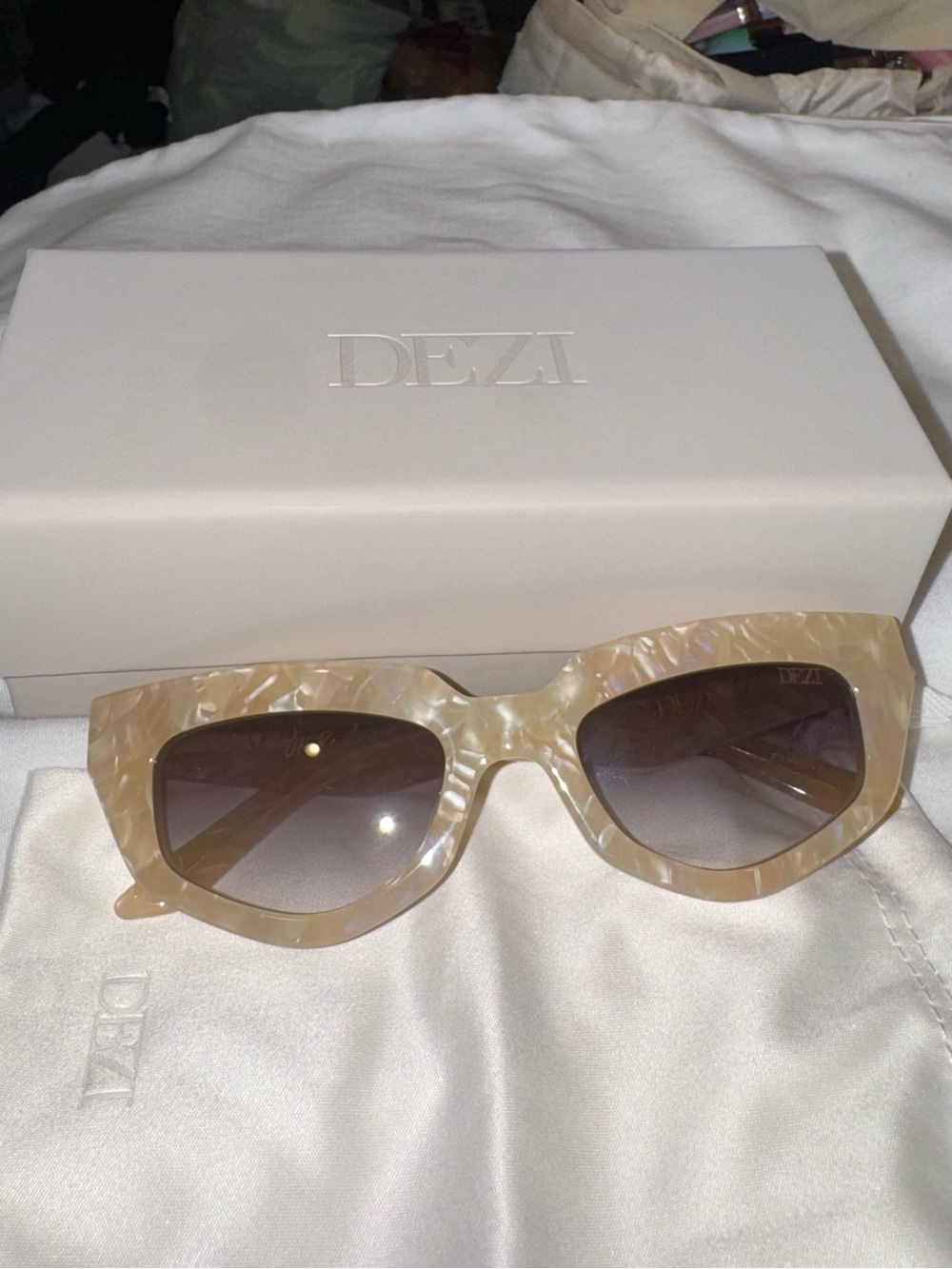 DEZI On Read sunglasses in limestone